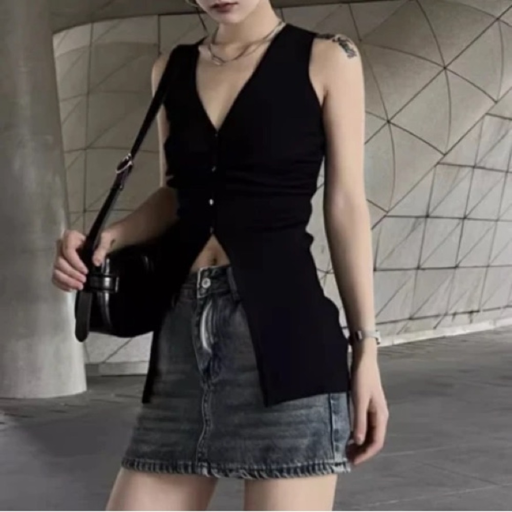 Zara Viral Black V Neck Button Down Sleeveless Ribbed Vest w Front Slit